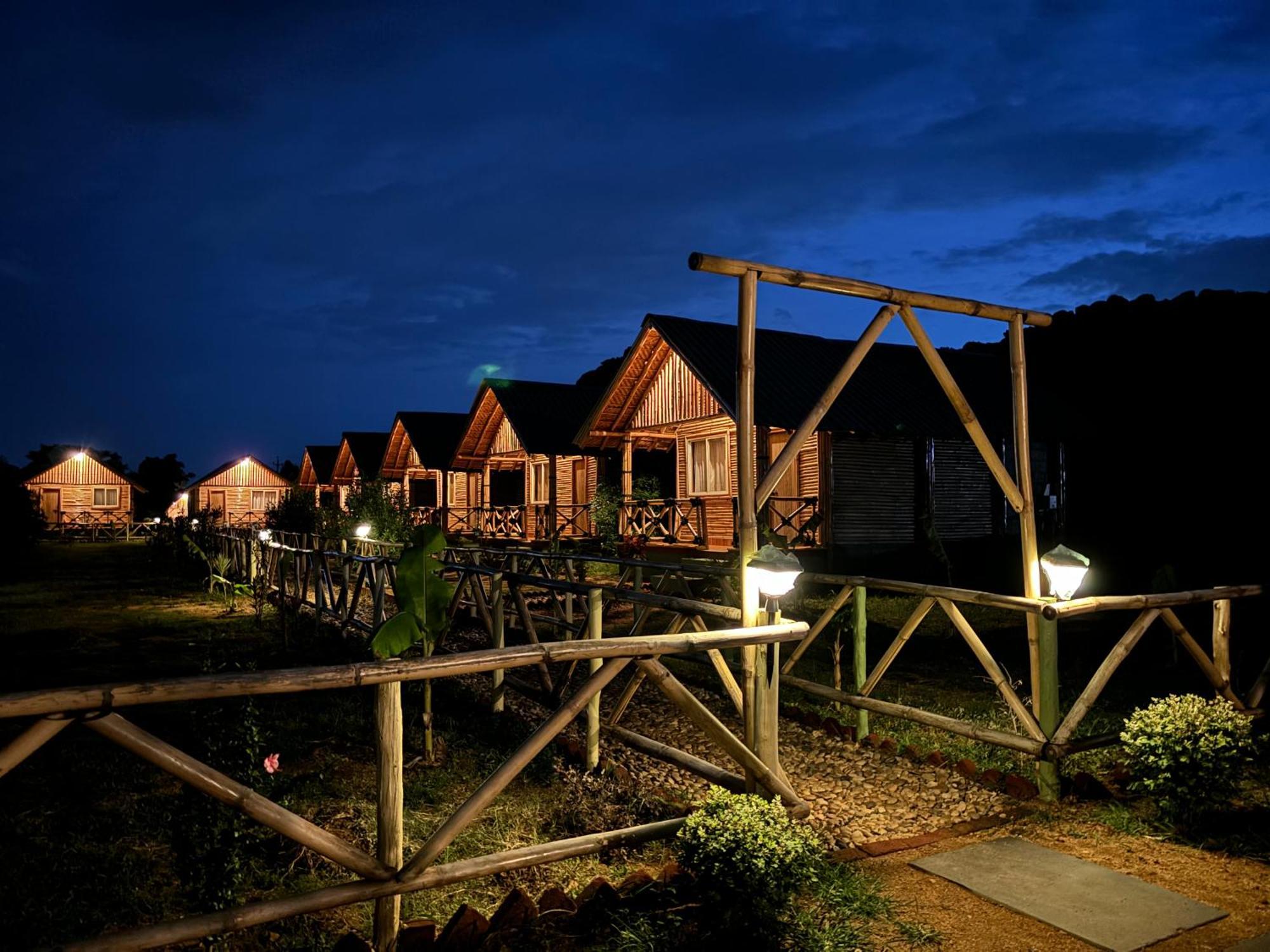 Mowgli'S Cafe Hampi & Guest House Exterior photo