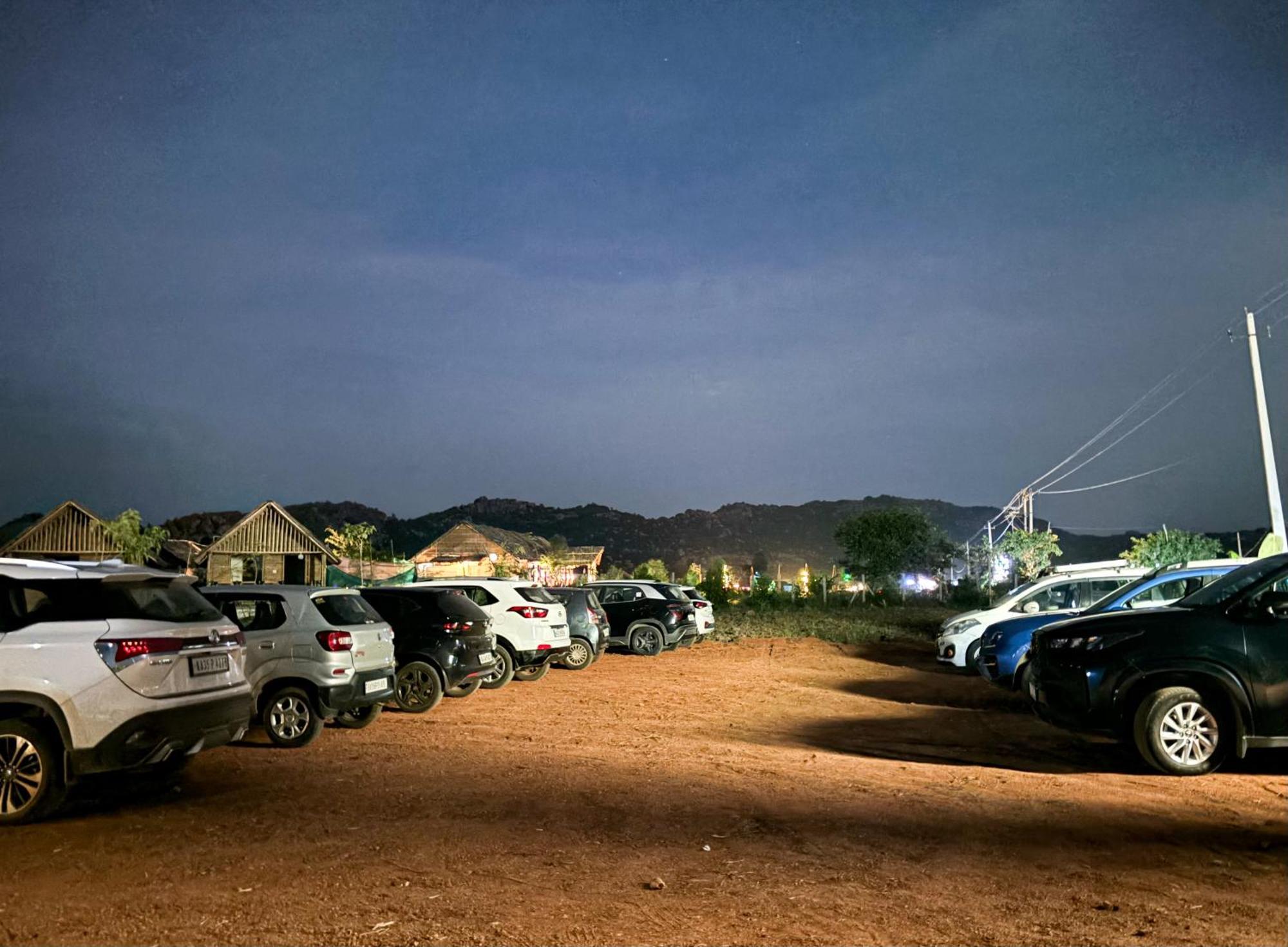 Mowgli'S Cafe Hampi & Guest House Exterior photo