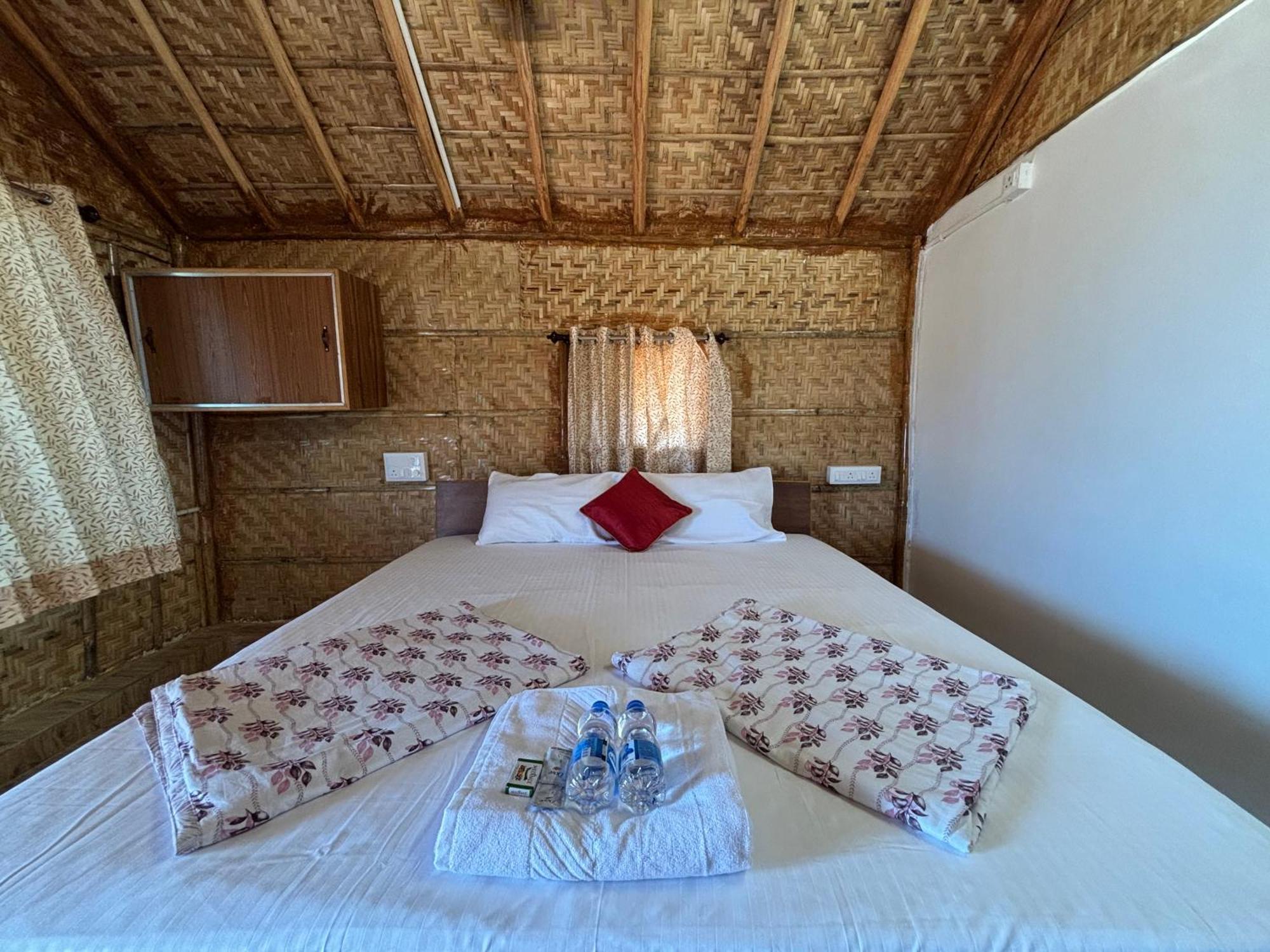 Mowgli'S Cafe Hampi & Guest House Exterior photo