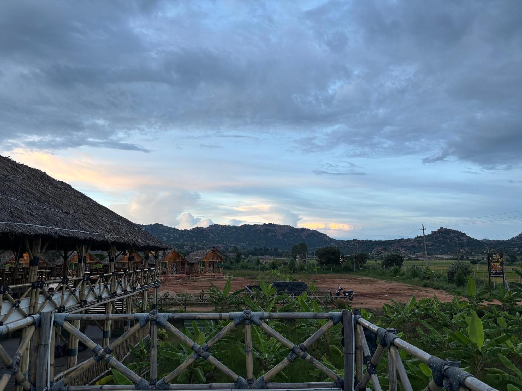 Mowgli'S Cafe Hampi & Guest House Exterior photo