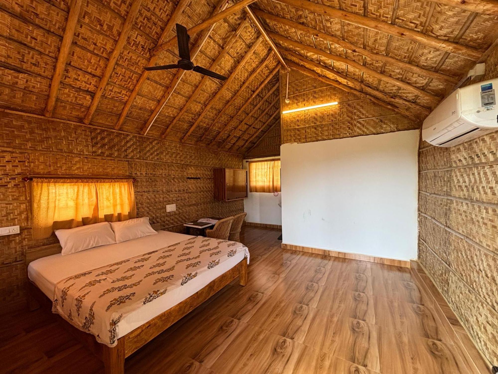 Mowgli'S Cafe Hampi & Guest House Exterior photo