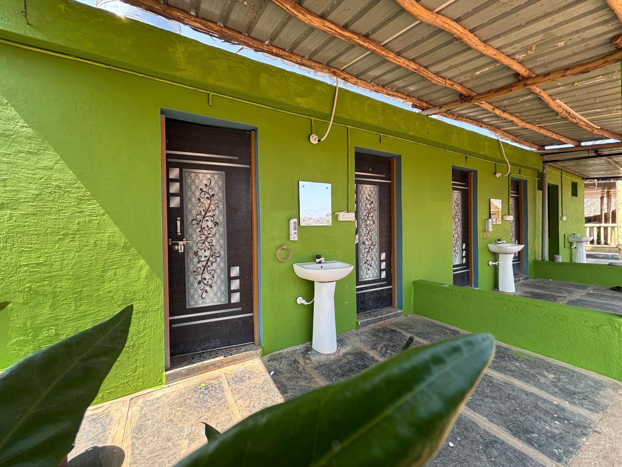 Mowgli'S Cafe Hampi & Guest House Exterior photo